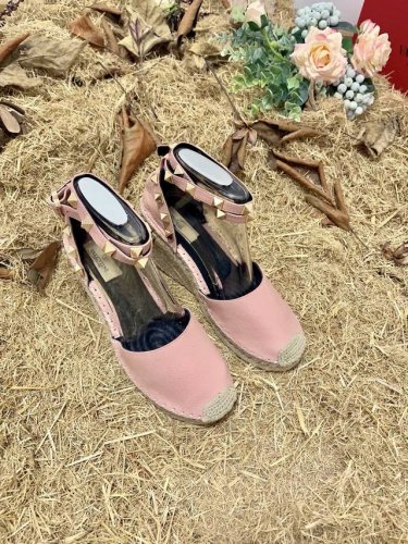 valentino Garavani 荔枝牛皮系带坡跟凉鞋 金属效果工艺处理铆钉装饰 麻绳包裹坡跟 可调节小牛皮系带 坡跟防水台 意大利制造 -35-41