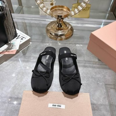 出厂 Miu Miu 25春夏蝴蝶结包头拖新款上新 个性小圆头非常百搭，时尚潮流 太适合我了，穿着不累脚 绝对入手不亏的一双！ 进口原版羊皮真丝面料，羊皮内里脚