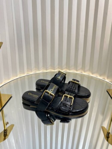 迪奥 Dior 2025 春夏新款 D-Avenue果冻色女鞋 Cd字母Logo五金皮带扣镂空藤格纹平底圆头露趾凉拖鞋 市面顶级版本 材质:鞋面进口小牛皮+水染
