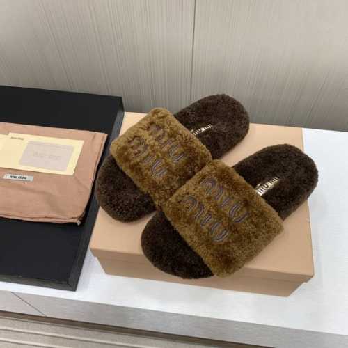 出厂价 顶级品质 缪缪miumiu2024秋冬新款半拖毛拖 代购级别！高级感十足！国内外博主刷爆的一款，复古又时髦 上脚美炸了！官网主推款★ 简约的格板设计，极