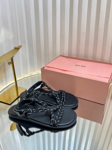 Miumiu 缪缪25Cc麻绳编织性感凉鞋 全球最火夹趾凉鞋 出现在各大时装杂志封面 各路明星 小红书博主着用 搭配长裙 热裤的不二选择 闭眼入都是不会后悔 Z
