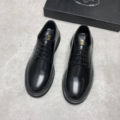 prada 普拉达 厚底正装出货 专柜同款 懂货的赶紧下手！新款男士休闲皮鞋 进口雾面开边珠 拼接缝制工艺 柔软舒适不起皱褶 德比鞋型优雅大气 加厚重工打造 高