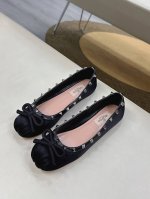 valentino Garavabi 柳丁缎面蝴蝶结饰芭蕾鞋平底鞋 出厂价pp 顶级版本 欢迎比对. 专柜新品 网红街拍都爱搭配的腔调单品哦~ 在Balletc
