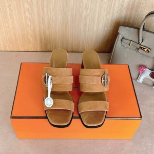 出厂价p Hermes Kute 60凉鞋系列 时尚又百搭 超级舒服 每个细节都做到极致 原版定制麂皮 小牛皮 内里混种羊皮 原版开模细跟鞋跟 独家开发Glen