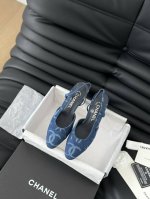 Chanel 经典Slingback后空凉鞋 前几年一直在做这个款 今年我们还是重新购版，再次精细Copy。 发现新版面的鞋面线条和形体舒适度都做了微调！ 这个