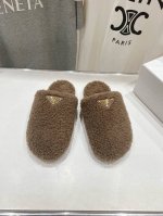 高版本出厂 Prada*普拉达2024ss秋冬新款毛里居家半包拖鞋乐福鞋闪亮登场 时尚大方的设计呈现经典轮廓。不管面对任何场所 主场只属于你！ 面料：进口羊卷毛