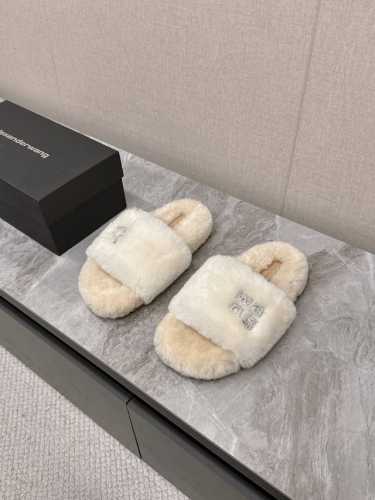 Alexander wang 亚历山大王羊毛拖鞋 太好看了～很难不爱！ BLING BLING秋冬毛毛拖 露腿神器，没有比大王更懂女人心了 要闪更要美 搭配袜子