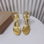 橙子出厂价p christianlouboutin 春夏新款 Cl红底鞋 铆钉一字带高跟凉鞋 铆钉加持 释放你的不羁灵魂 朋克风铆钉 彰显个性酷感十足的铆钉元素