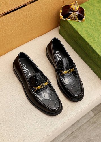 商品商标 Gucci 古驰 休闲皮鞋 正码码数: 38-44 45订制 商品材料 精选 进口头层开边珠牛皮压花鞋面+奢华五金扣 进口水染牛皮内里 强烈立体视觉效