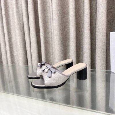 dior 迪奥2025春夏新款Ballet系列圆柱跟电绣藤格纹蝴蝶结珍珠女鞋 Cd明星同款鱼嘴露趾高跟圆头一字拖凉鞋 材质 鞋面进口全粒面小牛皮+水染羊皮内里垫