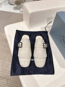厂价半拖 乐福鞋 Prada 普拉达25Ss新品复古 走秀流苏乐福鞋半拖鞋系列 流苏搭配雕花工艺设计 网红Ins热捧 复古又时尚 上脚非常舒适又百搭！ 鞋面采用