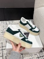 Prada 普拉达 25 最新Downtown Bold系列 厚底 三角标 休闲 小白鞋运动风设计搭配精致细节。采用穿孔皮革打造，个性的厚底呈现别具一格的现代风