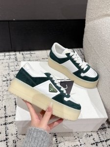 Prada 普拉达 25 最新Downtown Bold系列 厚底 三角标 休闲 小白鞋运动风设计搭配精致细节。采用穿孔皮革打造，个性的厚底呈现别具一格的现代风
