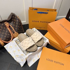 出厂 Lv 情侣款 专柜主打最新款压花拖鞋硬货上新 代购级别！高级感十足！国内外博主刷爆的一款，复古又时髦 上脚美炸了！官网主推款 鞋面：高定制丝光布压花 内里