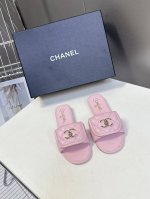 Chanel香奈儿春夏最新款双C拖鞋 完全原版一比一复刻打造 版型超级正 最新时尚的设计 火遍全网的拖鞋 上脚又酷又时髦 独特设计最为抢眼吸晴 上脚还很好的修饰