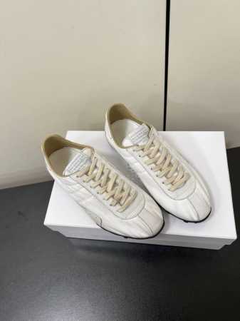 MaisonMargiela MM6德训休闲鞋鬼才设计师品牌，一个轻奢品牌上脚很百搭哦，也很随脚舒适，这一款德国训练鞋延续了经典的T形真皮拼接设计，经过设计团队 - 点击图像关闭