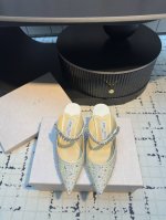 jimmy Choo 吉米周经典钻石链条 尖头高跟拖鞋水晶鞋 超绝的水晶鞋 美到移不开视线 鞋型做的非常秀气 不会过分窄长 内部空间很足 让脚趾能足够的放松 水