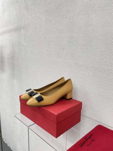 小羊皮 舒适 拼色 平底蝴蝶结 经典五金扣件 鎏金工艺 Ferragamo 姜黄24 菲拉格慕 平底鞋拖鞋 今期高频曝光 人对Fam刮目相看加上各路明星 更加适