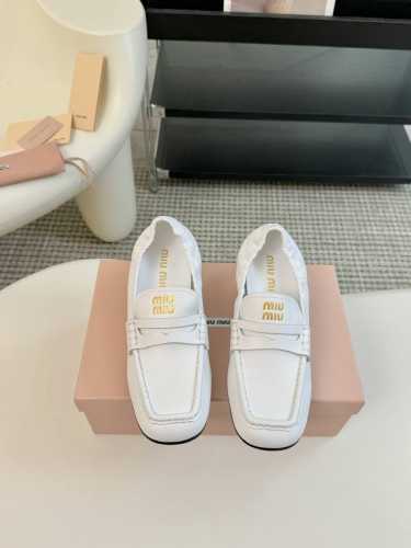 高跟 代购级 Miu Miu 24ss秋冬季 布洛克方头乐福鞋 这款布洛克鞋线条简约设计经典，饰以Miu Miu徽标搭扣等金属细节。 鞋面采用了进口 胎牛皮 羊