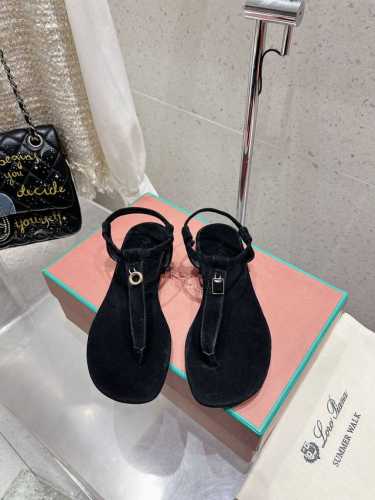 loro Piana 25春夏Lp顶级版本英伦宝石吊坠夹脚平底拖鞋凉鞋 原来这就是传说走两万步都不会累脚的夹脚凉鞋把颜值和脚感都拿捏住了，上脚一走就会被彻底沦陷