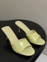 小众潮牌 Jacquemus 25S春夏新款 极简一字带细跟凉拖鞋高跟鞋 新颖时尚大方 性感不失优雅 很显脚部线条 附有骨感美的视觉效果 非常百搭的时尚单品 极
