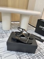 顶级版本Chanel香奈儿 2025春款 专柜顶级链条爱凉鞋这款经典设计；不平凡的爱拥入了多种配色元素 多元化混搭非常好看百搭，上脚非常轻巧 舒适超级秀气优雅的