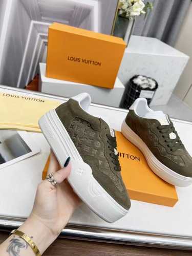 本款 LV Groovy 运动鞋以摩登视角解读精致设计，令皮革祥龙贴饰栖身侧面。标志性大号鞋底饰有花卉细节和 Damier 图案，轻软构型成就舒适体验。 码数：