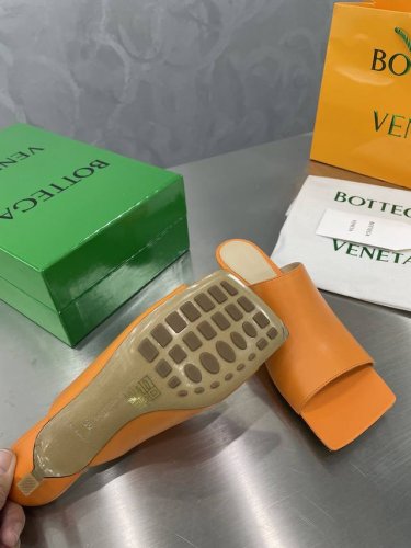 Bottega Venet*22*S葆蝶家方头㊣一字拖 橘黄 春夏大肆式主打 延伸鞋底超过脚长 原版开发 像一把“铲子” 有棱有角 定染彩色小羊皮鞋面 力求配色