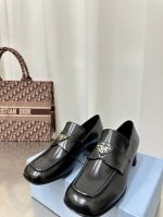 高品质 PRADA*普拉达 2025ss 春秋牛皮方形乐福鞋这款经典乐福鞋方型鞋头 上脚非常秀气 大家闺秀风范 鞋面露股条车线考验工艺鞋面：牛漆皮内里: 羊皮大
