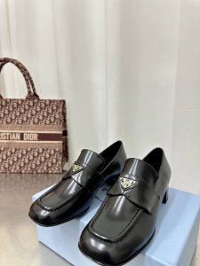 高品质 PRADA*普拉达 2025ss 春秋牛皮方形乐福鞋这款经典乐福鞋方型鞋头 上脚非常秀气 大家闺秀风范 鞋面露股条车线考验工艺鞋面：牛漆皮内里: 羊皮大