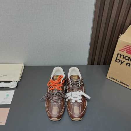 出厂：女款 独家顶级版本 缪缪miumiu 联名 2024Vs春夏新款休闲鞋系列 专柜主打最新款 休闲小白鞋硬货上新 代购级别！高级感十足！国内外博主刷爆的一款 - 点击图像关闭