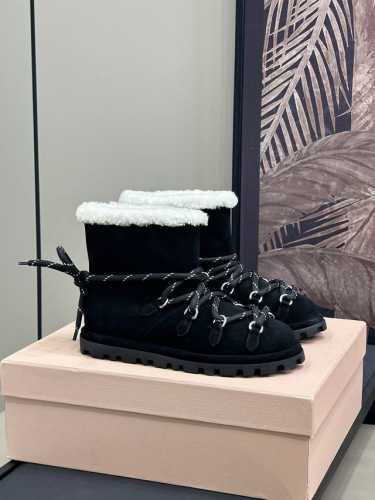 miu fw24 new arrival～ miu家24秋冬雪地靴新品 炒鸡轻盈舒适，绑带设计好可爱 丝光牛反绒鞋面，皮毛一体内里 size 35-40