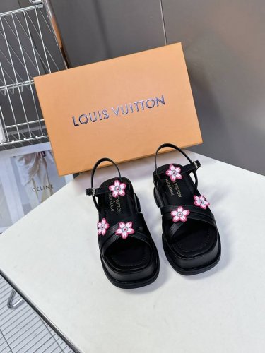 Louis Vuitton 路易威登 Maya Flatform凉鞋村上隆联名款 本款 Maya Flatform 凉鞋选用光滑牛皮革，令宽幅鞋带穿梭于皮革鞋舌