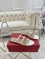 valentino25Ss专柜新品。网红街拍都爱搭配的腔调单品哦~ 跟着时尚达人的步伐来走准没错！搭配上简单或时尚款的衣服穿，鞋面镂空设计搭配V家经典铆钉点缀，