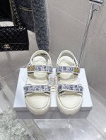 顶级版 Dior迪奥春夏最新款魔术贴凉鞋、超多明星网红种草、经典的版型设计上迪奥Logo五金点缀、超好看超百搭、上脚非常柔软鞋面进口电绣，内里羊皮里、正品开模T