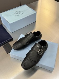 普拉达 Prada 2025春夏走秀款复古流苏乐福鞋 时髦精的狂爱，走秀款整个鞋子采用原版1：1做旧工艺，鞋头采用复古镂空设计流苏点缀复古时髦感满满 后跟松紧带