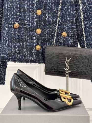 凉鞋 单鞋 balenciaga 巴黎世家经典双B扣尖头后空凉鞋将时髦发挥到极致 经典中的精品整双鞋的精髓就是它的鞋头 够尖够长并且不带臃肿感 还拉长线条 完全