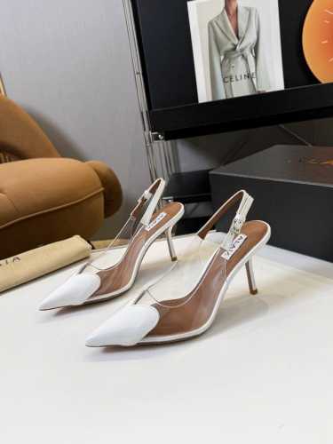 品 牌：Alaia AlAIA阿莱雅尖头高跟拖鞋！无数的名设计师都把他看作“Designer of Designers”更影响着很多人的风格！铆钉、金属环扣、紧