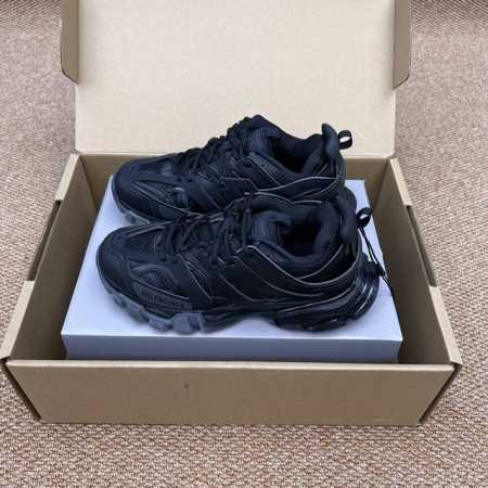 顶级Balenciaga巴黎世家 Track 3.0 尼龙 百搭舒适 低帮老爹鞋男女同款。 面料采用高密度网格拼接多重裁片皮革 内里织网 大底采用高发泡以及橡胶 - 点击图像关闭