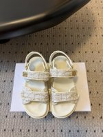 l顶级品质 dior Act魔术贴 拖鞋 凉鞋 舒适又有颜值 细节感十足 上脚也很舒服哟 比起小香 它更不容易撞款 小厚底款式时尚 搭配贴合脚型的内底 采用格外