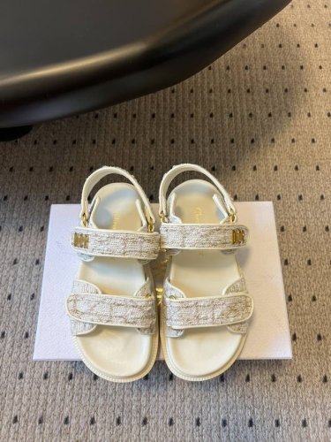 l顶级品质 dior Act魔术贴 拖鞋 凉鞋 舒适又有颜值 细节感十足 上脚也很舒服哟 比起小香 它更不容易撞款 小厚底款式时尚 搭配贴合脚型的内底 采用格外
