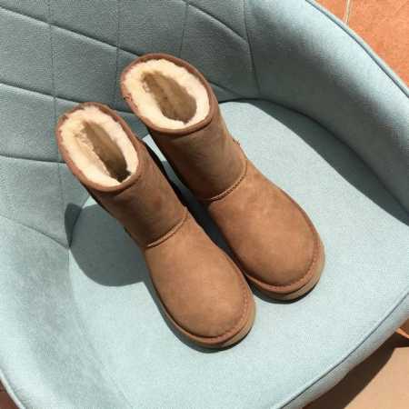 纯跑量 代购级 Ugg 经典中筒靴 主打栗色 Qc绿标免检 大厂品质 放心购入 货号6223！ 特别适合北方小伙伴 不怕大风和大雪往脚里灌雪啦！ 独家品质！经典 - 点击图像关闭