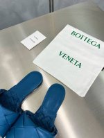 Bv 葆蝶家 春夏 平底大编织拖鞋 湖蓝色 编织设计元素 堪称Bv家族设计基因 鞋面采用手工编织 搭配内胆舒适设计 设计感十足 一款彰显个性 潮流神级单品 所有
