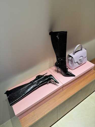 2024巴黎世家长靴金属LE cagloe机车靴 Balenciaga柳丁尖头侧拉链高靴 巴黎时装周重磅新品，海外各大博主相继大秀 金卡戴珊Kardashian