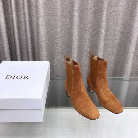 Dior冬季新款 高跟及踝短靴，这款 Dior Icon 带跟及踝靴是2024冬季成衣系列新品，彰显 Dior 的经典标识和高订精神。绒面鞋面，两侧搭配弹力饰带 - 点击图像关闭