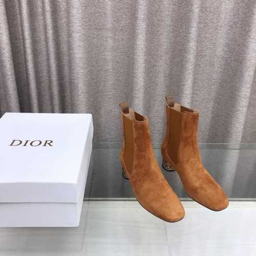 Dior冬季新款 高跟及踝短靴，这款 Dior Icon 带跟及踝靴是2024冬季成衣系列新品，彰显 Dior 的经典标识和高订精神。绒面鞋面，两侧搭配弹力饰带