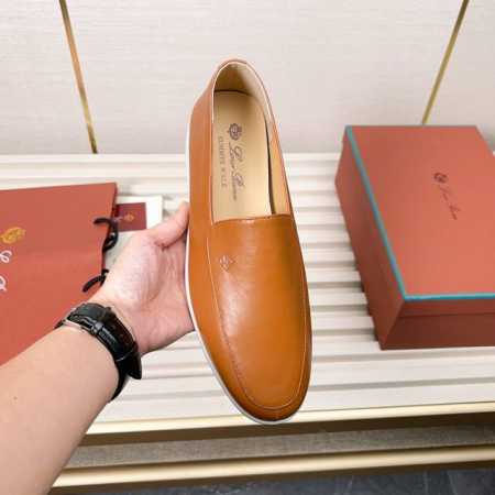 工厂p价 得Loro piana 新款莫卡辛鞋采用华丽柔软的纳巴羊皮精心制作而成搭配橡胶鞋底，经典之作。繁复的匠艺工序、精心考究的结构，令鞋款轻盈而柔软，让您行 - 点击图像关闭