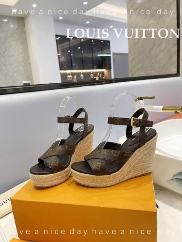 出厂 Loui& Vuitto&路易威登 法国代购新款驴牌 春夏首选 香港原版购入一比一开模 今年的款式比去年增加了新原素 显得更为大牌 皮面款采用原版树膏皮牛
