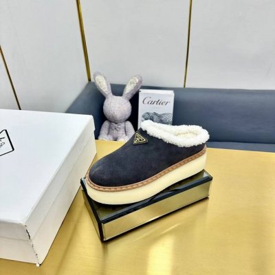 出 最新系列！高版Prada 普拉达2024秋冬季新款毛毛厚底拖鞋 三角扣面包包头半拖鞋 最新走秀系列 经典升级 舒适度与时髦度并存 每个颜色搭配都好看，设计搭