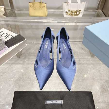 出厂价p prada 普拉达 24 秋冬秀款女鞋 尖头粗跟专柜走秀款！ 鞋面：进口真丝面料 内里：高定制牛皮 大底：原版意大利真皮大底 跟高：5Cm 鞋码: 3 - 点击图像关闭